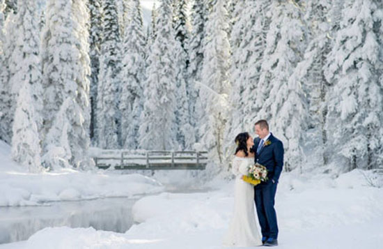 ژست عکس زمستانی لاکچری و شیک برای عکاسی فرمالیته عروس و داماد