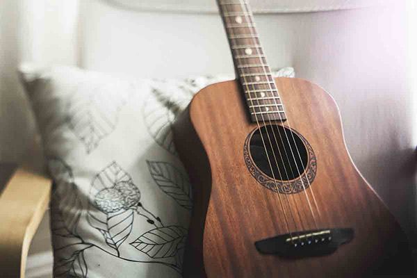 11 تعبیر خواب گیتار | گیتار زدن در خواب چه معنایی دارد؟