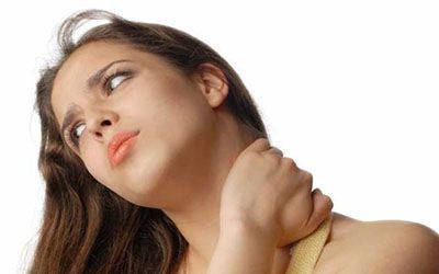 درمان خانگی گردن درد و گرفتگی عضلات گردن | ساده ترین روش ها برای درمان گردن درد