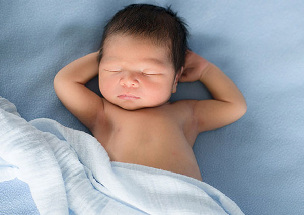 دلایل عرق کردن نوزادان در خواب